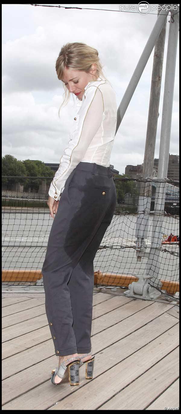 Sienna Miller nous montre son pantalon trempé