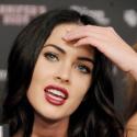 La belle Megan Fox dans une robe noire fendue sur la poitrine... c'est très beau et c'est tout !