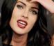 La belle Megan Fox dans une robe noire fendue sur la poitrine... c'est très beau et c'est tout !
