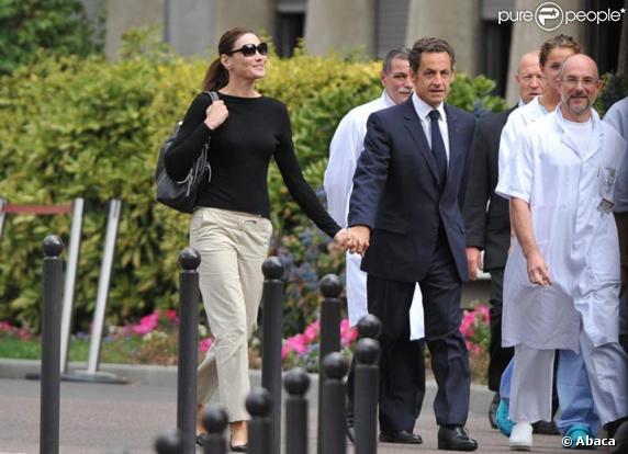 Nicolas sarkozy et sa carlita... main dans la main sortent de l'hôpital !