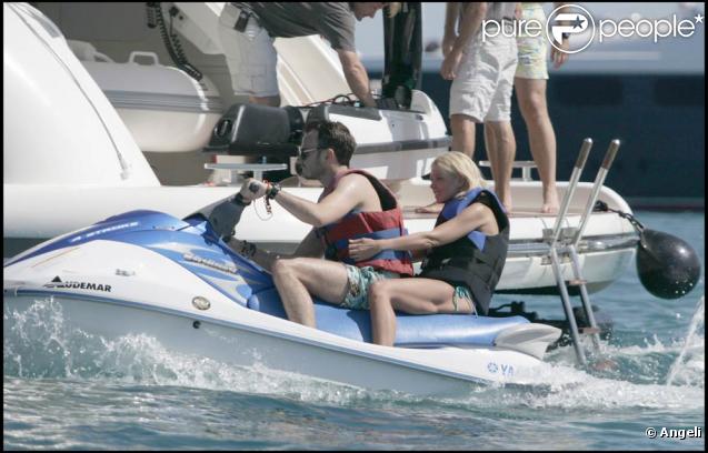 Sur la plage ou sur les vagues, la jolie Tara Reid s'éclate comme une folle à Saint-Trop', le 26 juillet 2009 !