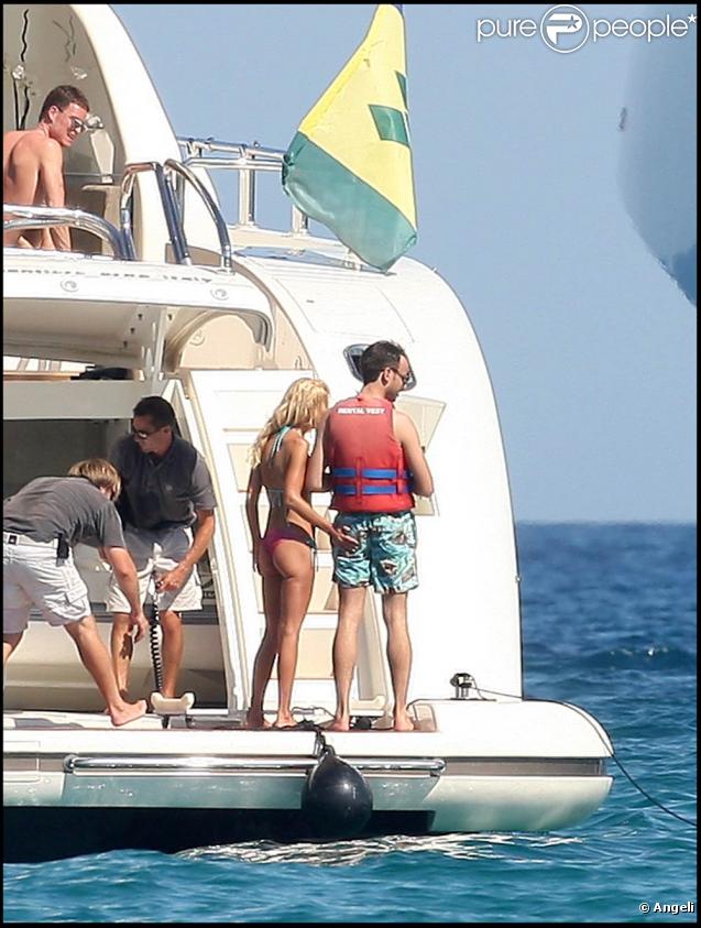 Sur la plage ou sur les vagues, la jolie Tara Reid s'éclate comme une folle à Saint-Trop', le 26 juillet 2009 !