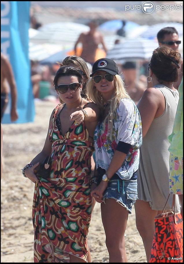 Sur la plage ou sur les vagues, la jolie Tara Reid s'éclate comme une folle à Saint-Trop', le 26 juillet 2009 !