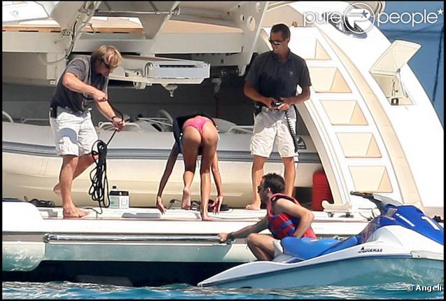 Sur la plage ou sur les vagues, la jolie Tara Reid s'éclate comme une folle à Saint-Trop', le 26 juillet 2009 !