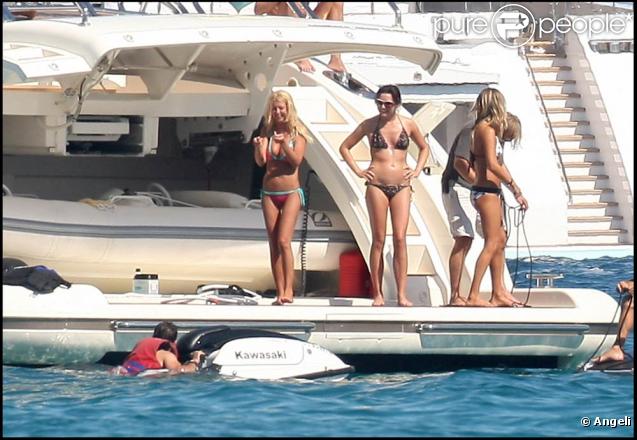 Sur la plage ou sur les vagues, la jolie Tara Reid s'éclate comme une folle à Saint-Trop', le 26 juillet 2009 !