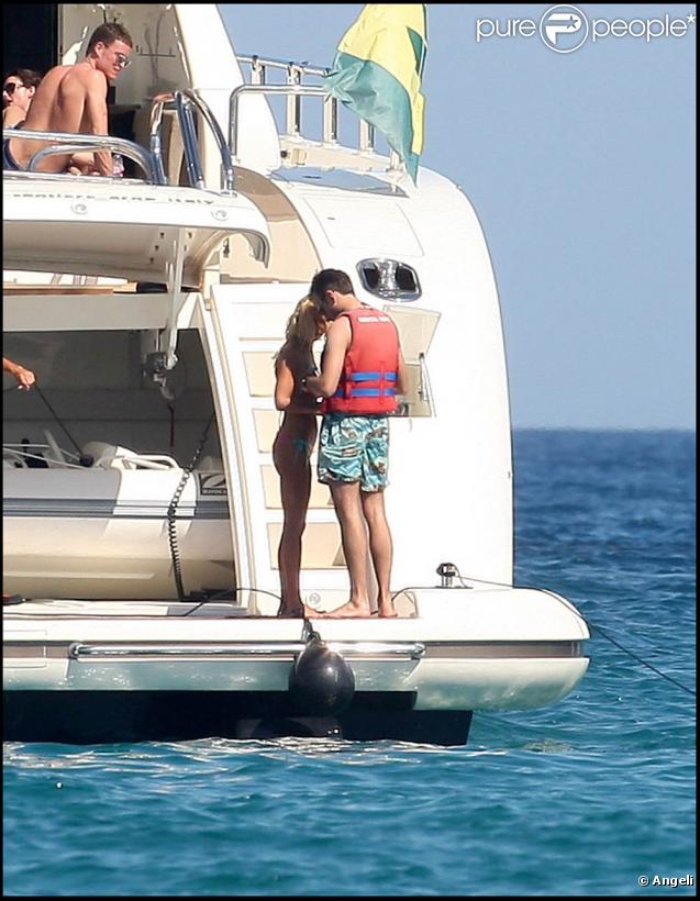 Sur la plage ou sur les vagues, la jolie Tara Reid s'éclate comme une folle à Saint-Trop', le 26 juillet 2009 !