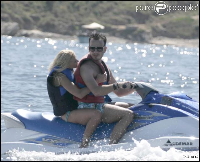 Sur la plage ou sur les vagues, la jolie Tara Reid s'éclate comme une folle à Saint-Trop', le 26 juillet 2009 !