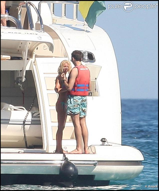 Sur la plage ou sur les vagues, la jolie Tara Reid s'éclate comme une folle à Saint-Trop', le 26 juillet 2009 !