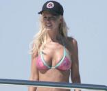 Sur la plage ou sur les vagues, la jolie Tara Reid s'éclate comme une folle à Saint-Trop', le 26 juillet 2009 !
