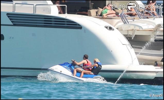 Sur la plage ou sur les vagues, la jolie Tara Reid s'éclate comme une folle à Saint-Trop', le 26 juillet 2009 !