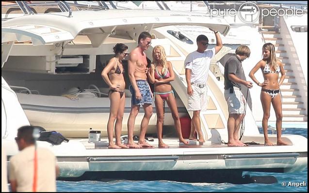 Sur la plage ou sur les vagues, la jolie Tara Reid s'éclate comme une folle à Saint-Trop', le 26 juillet 2009 !
