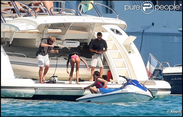 Sur la plage ou sur les vagues, la jolie Tara Reid s'éclate comme une folle à Saint-Trop', le 26 juillet 2009 !