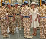 Le prince Charles et Camilla Parker-Bowles rendent visite à un régiment de retour d'Afghanistan et montent à bord d'un hélicoptère Apache, le 26 juillet 2009