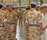 Le prince Charles et Camilla Parker-Bowles rendent visite à un régiment de retour d'Afghanistan et montent à bord d'un hélicoptère Apache, le 26 juillet 2009