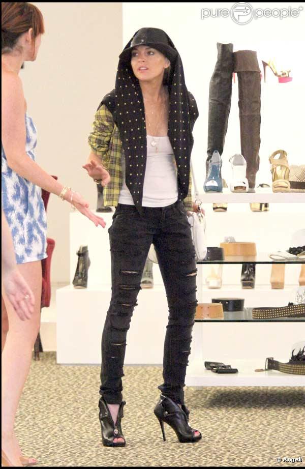 Lindsay Lohan se change plusieurs fois dans la journée mais toujours pour aller faire du shopping le 28 juillet 2009 