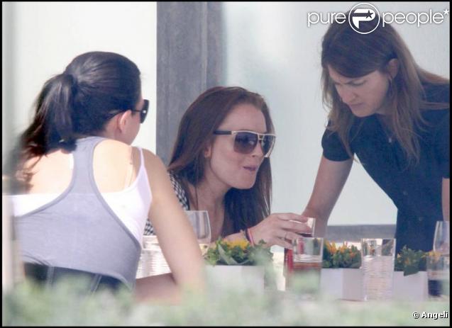 Lindsay Lohan déjeunant avec des amies à Malibu le 27 juillet 2009