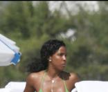 Kelly Rowland hésite : je vais me baigner ou je me rallonge ? Un vrai dilemme pour l'interprète de 'Dilemma' !