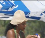 Kelly Rowland ne néglige rien : et hop, une petite couche de crème solaire