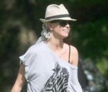 Sarah Harding et son compagnon Tom Crane en promenade avec leur chien à Londres le 31 juillet