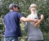 Sarah Harding et son compagnon Tom Crane en promenade avec leur chien à Londres le 31 juillet
