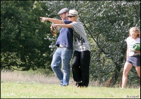 Sarah Harding et son compagnon Tom Crane en promenade avec leur chien à Londres le 31 juillet