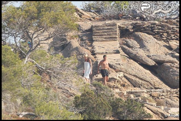 Nicolas et Carla Sarkozy ont pris leur premier bain au Cap Nègre, le 31 juillet 2009