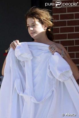 Mischa Barton en maillot au bord d'une piscine à Los Angeles