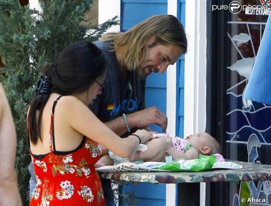 Josh Holloway et sa femme Yessica s'occupent de leur fille Java Kumala à Los Angeles