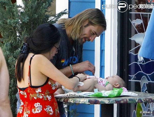 Josh Holloway et sa femme Yessica s'occupent de leur fille Java Kumala à Los Angeles