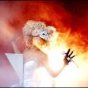 La torride Lady GaGa prend littéralement... feu lors d'un show vraiment brûlant !