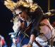 Steven Tyler fait une vilaine chute lors d'un concert d'Aerosmith... Direction l'hôpital !