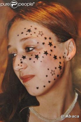 Pour créer le buzz, cette jeune fille a reproché à son tatoueur de lui avoir dessiné 56 étoiles sur le visage pendant son sommeil. C'était faux.