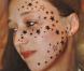 Pour créer le buzz, cette jeune fille a reproché à son tatoueur de lui avoir dessiné 56 étoiles sur le visage pendant son sommeil. C'était faux.
