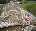 Dirk Auer fait du roller sur les rails d'un grand-huit ! Plus de 90 km/h, et une puissance de 3G pour ce pauvre homme...