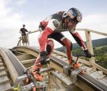 Dirk Auer fait du roller sur les rails d'un grand-huit ! Plus de 90 km/h, et une puissance de 3G pour ce pauvre homme...