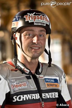 Dirk Auer fait du roller sur les rails d'un grand-huit ! Plus de 90 km/h, et une puissance de 3G pour ce pauvre homme...