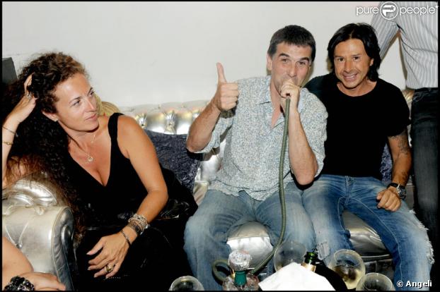 Tex fumant la chicha au Tsar à Saint-Tropez le 9 août 2009