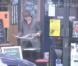 Pete Doherty à Paris : il lit le Parisien, sa copine visite un sex shop...