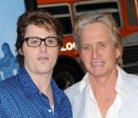 Cameron, le fils de Michael Douglas, entraîne... sa petite-amie dans sa chute !