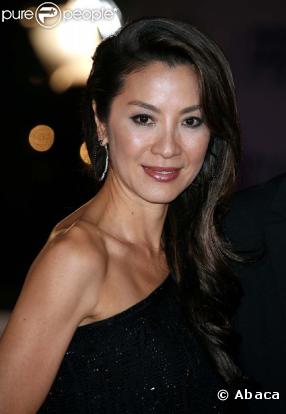Pour Michelle Yeoh, la coloration ne peut se faire que discrètement. Pas question d'une révolution capillaire !