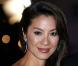 Pour Michelle Yeoh, la coloration ne peut se faire que discrètement. Pas question d'une révolution capillaire ! 