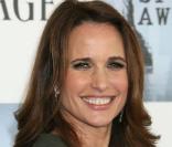 L'un des atouts majeurs de la belle Andie MacDowell est sans nul doute sa magnifique chevelure. Son secret ? Leur donner de la vigueur et de la lumière avec quelques colorations. 