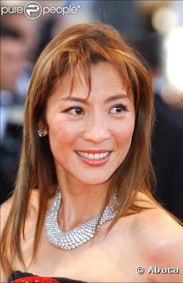 Pour Michelle Yeoh, la coloration ne peut se faire que discrètement. Pas question d'une révolution capillaire !