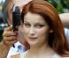Aujourd'hui comédienne, l'ancien top est prête à tout pour entrer dans la peau d'un personnage. Même à devenir d'un seul coup totalement rousse ou blonde. Finalement, et si c'était aussi simple ? 
