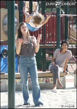 Milla Jovovich et sa fille Ever, un tendre moment entre mère et fille le 12/08/09 à Beverly Hills.