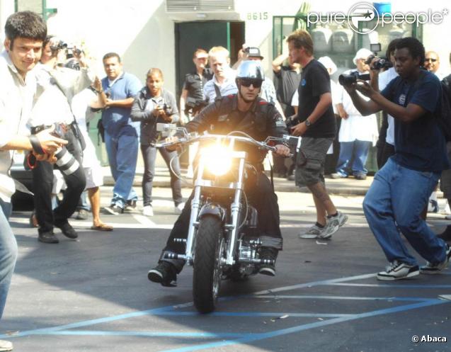 Justin Timberlake se balade en moto sur Sunset Boulevard. 13/08/09