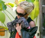 Lindsay Lohan quittant la maison de Samantha Ronson à Los Angeles le 13 août 2009, les bras chargés de vêtements