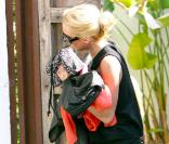 Lindsay Lohan quittant la maison de Samantha Ronson à Los Angeles le 13 août 2009, les bras chargés de vêtements