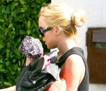 Lindsay Lohan quittant la maison de Samantha Ronson à Los Angeles le 13 août 2009, les bras chargés de vêtements