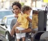 Halle Berry et Nahla dans les rues d'Hollywood. le 13/08/09